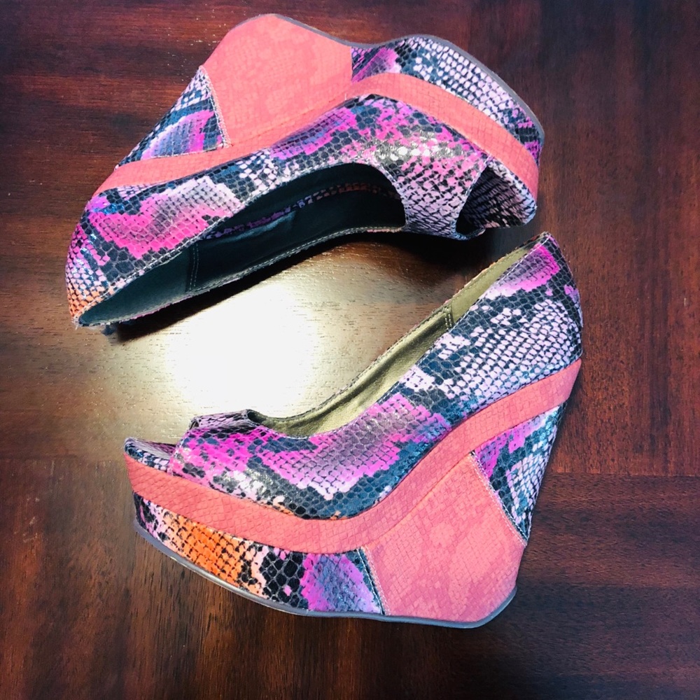 👄👄👄 Michael Antonio Pink Snakeskin Wedges